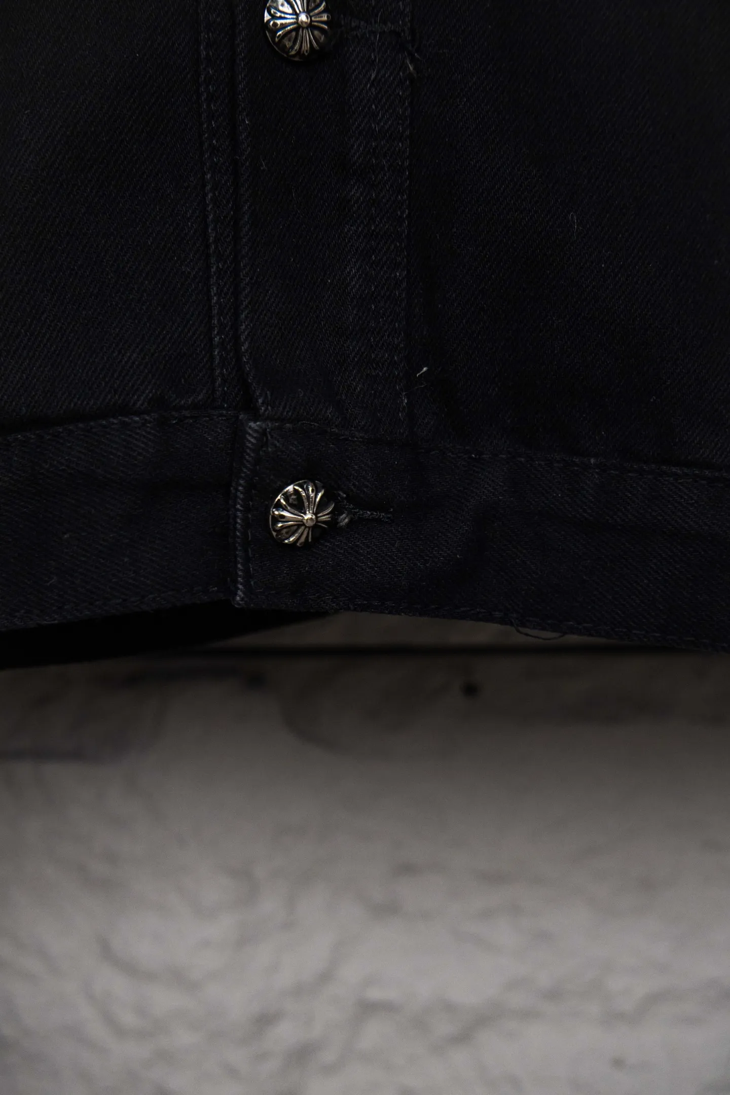 P320 Chrome Hearts heavy-duty denim jacket with heavy rivets, the same style as the Internet celebrity. Denim jacket with cross print all over, unique cross design elements, full of design. It is made of 100% denim cotton fabric with heavy coarse yarn count, which ensures a stiff and tough silhouette while being soft, comfortable and breathable. The lapel is designed with silver buttons and is full of texture. The classic cross logo is all over the dress, making it a perfect versatile style for spring and summer! The original loose version is made of high-quality pure cotton fabrics. The fabric pattern is high-definition and delicate without burrs. It is comfortable and breathable to wear. All the buttons are molded and customized. It is casual and fashionable and can be matched with any bottoms. It can be windproof and sunproof in spring and summer. It can be worn outside in autumn and winter! Easily concave shape makes you look slimmer and taller, perfect for both men and women! Color: Black Size: S M L XL